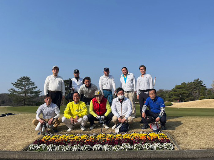 3月9日（木）、素晴らしい晴天の下、久しぶりにゴルフを楽しみました。八王子カントリーに11名が参加。しかしながら多くのメンバーが花粉に苦しみました